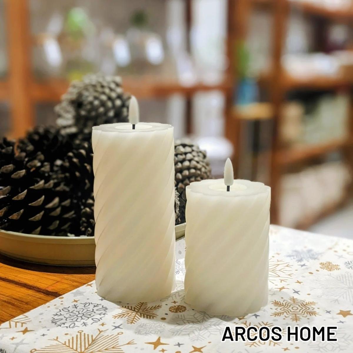 Velas blancas con piñas, decoración navideña de Arcos Home
