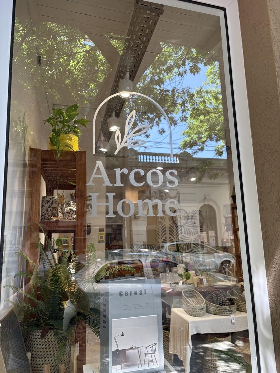Vidriera con el logo de Arcos Home